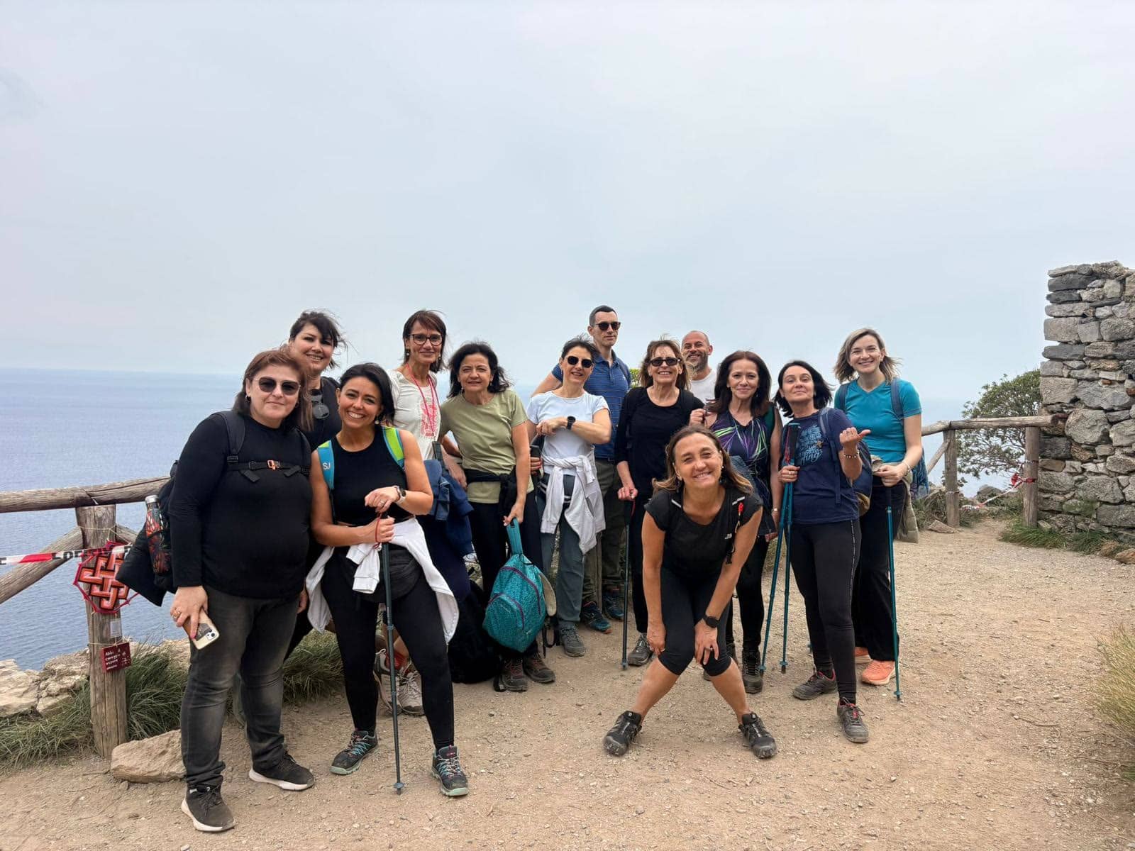 Al belvedere sul mare durante un'escursione