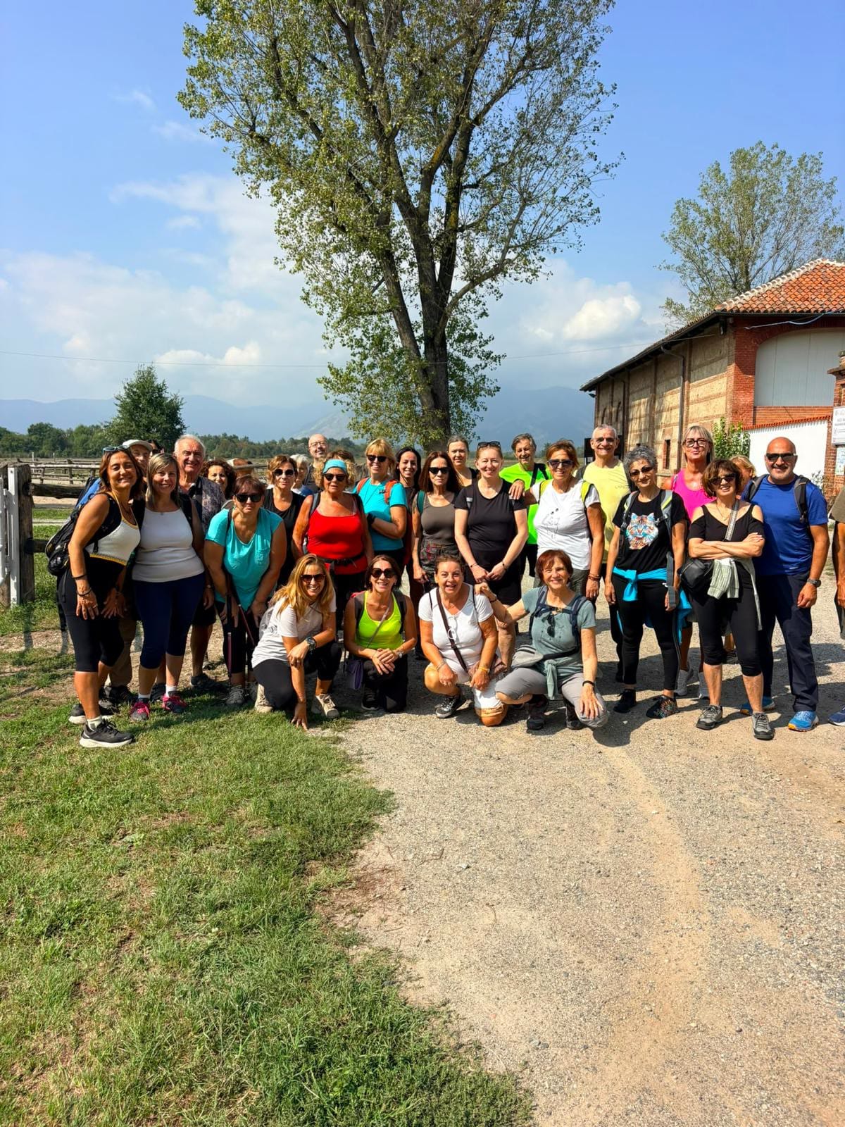 Il gruppo Passo Dopo Passo Torino in posa durante una gita in cascina, in una giornata di sole